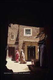 Image du Maroc Professionnelle de  Des berbères traversent une des rues à l'intérieur de l'ancienne Kasbah de Ouarzazate après avoir accompli la prière du Vendredi, le 22 Août 1997. (Photo / Abdeljalil Bounhar)